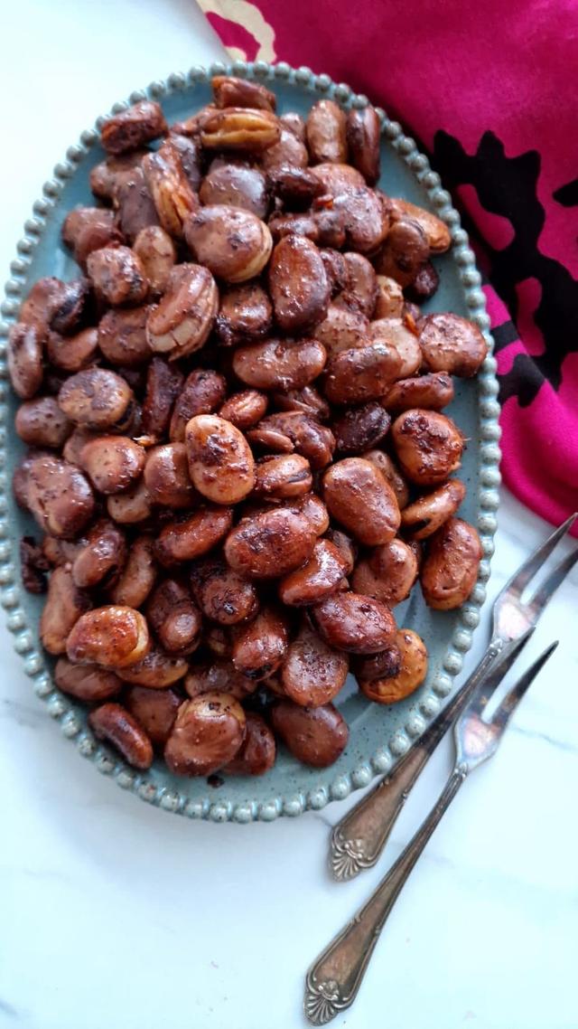 Stekte favabønner med sumak og granateplesirup