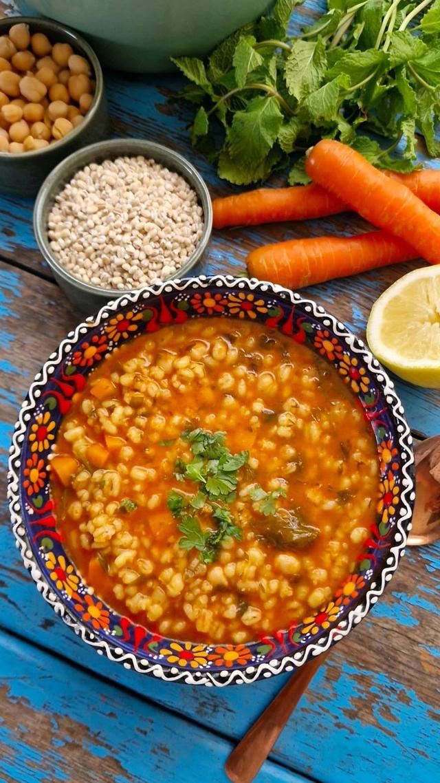 Byggrynsuppe med kikerter og gulrøtter