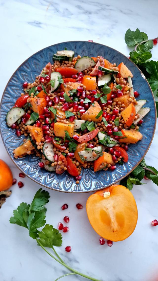 Salat med grønne linser og persimon