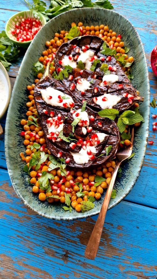 Harissastekt aubergine med sprøstekte kikerter og urteyoghurt