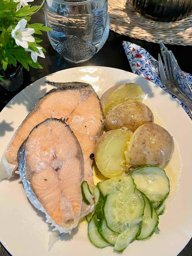 Kald laks med agurksalat