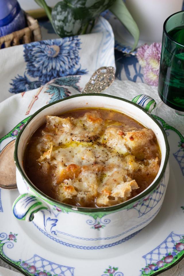 Gratinert rød løksuppe med krutonger