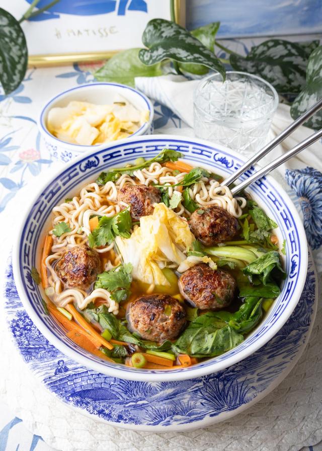 Ramen med kjøttboller av svin og kimchi