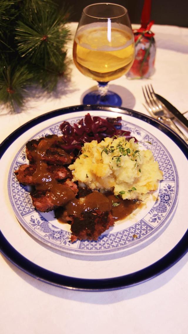 Vegisterkaker med potetstappe, brun saus og hjemmelaget rødkål