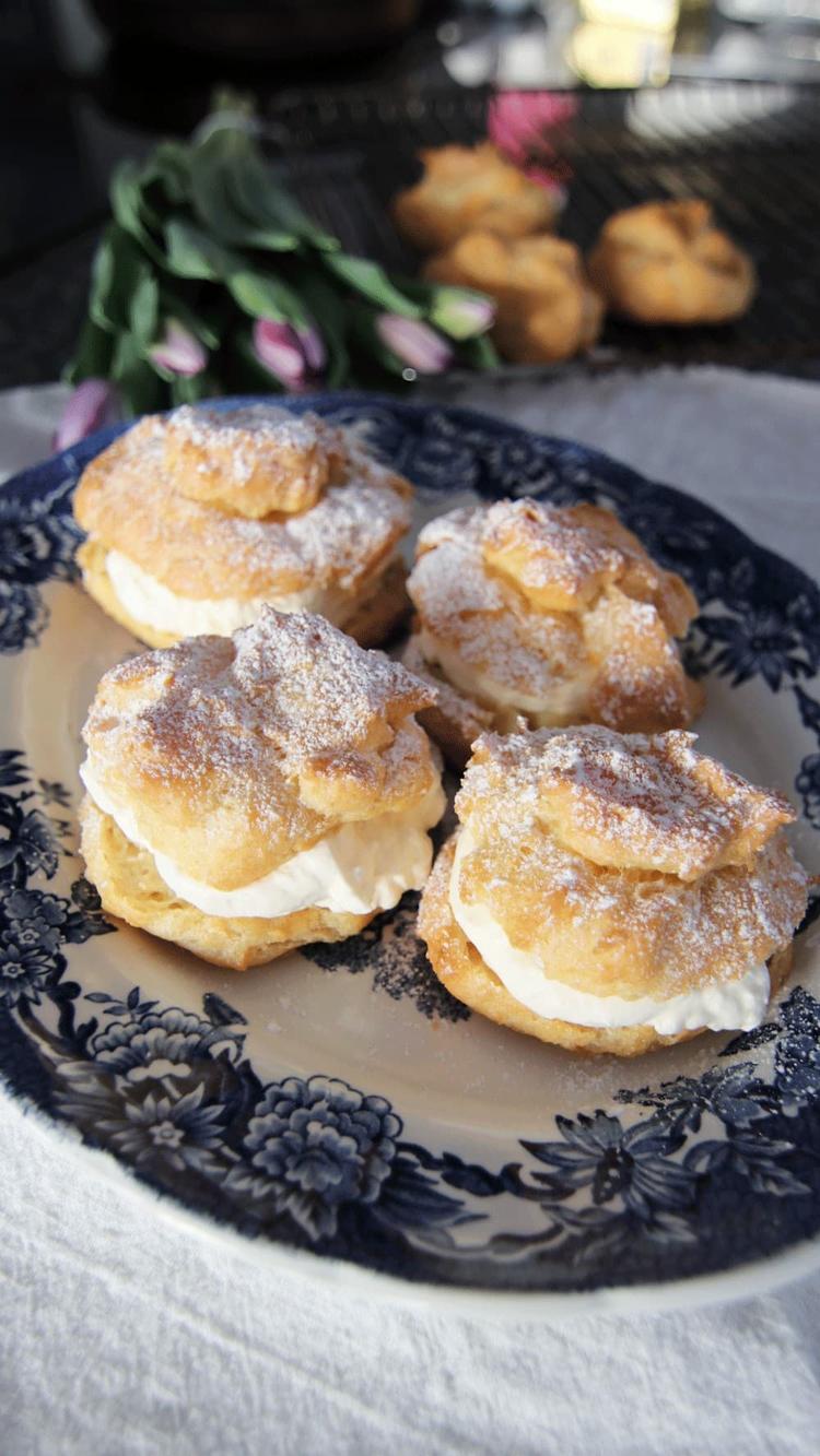 Norwegian "Vannbakkels" with Whipped Cream