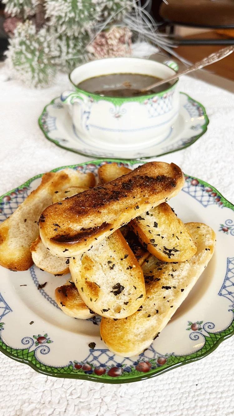 Hvitløksbrød av pølsebrød