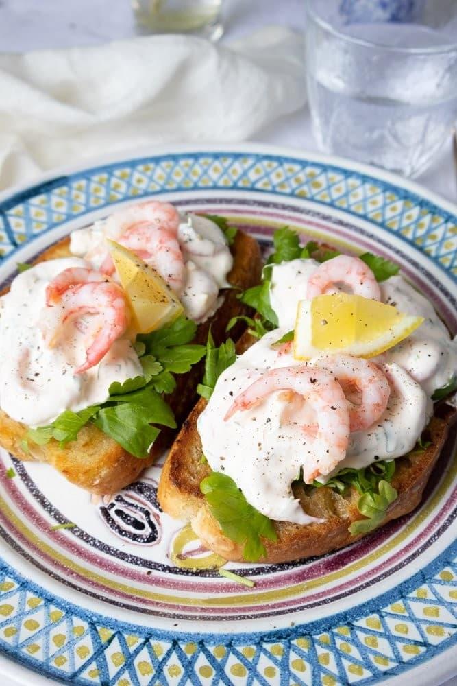 Toast med rekesalat