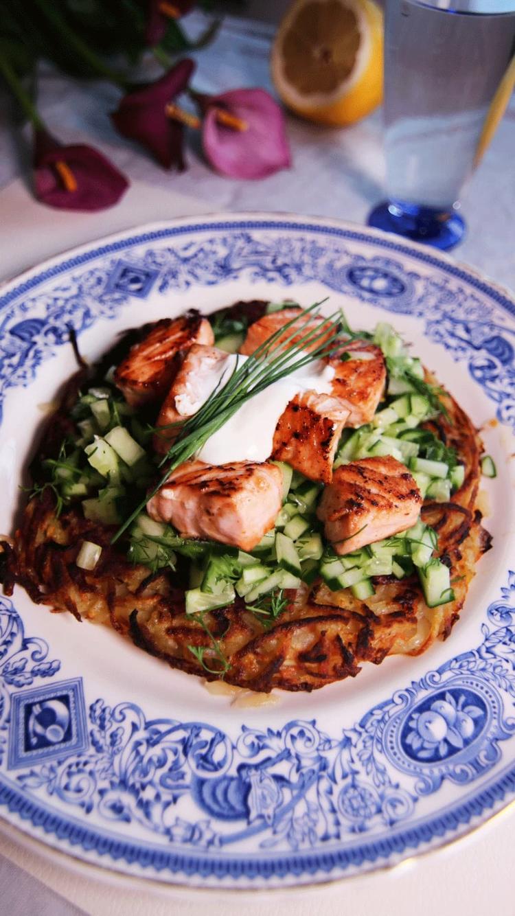 Røsti med agurksalat og laks