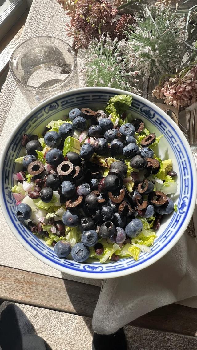 Mørk salat med kalamata oliven, blåbær og sorte bønner