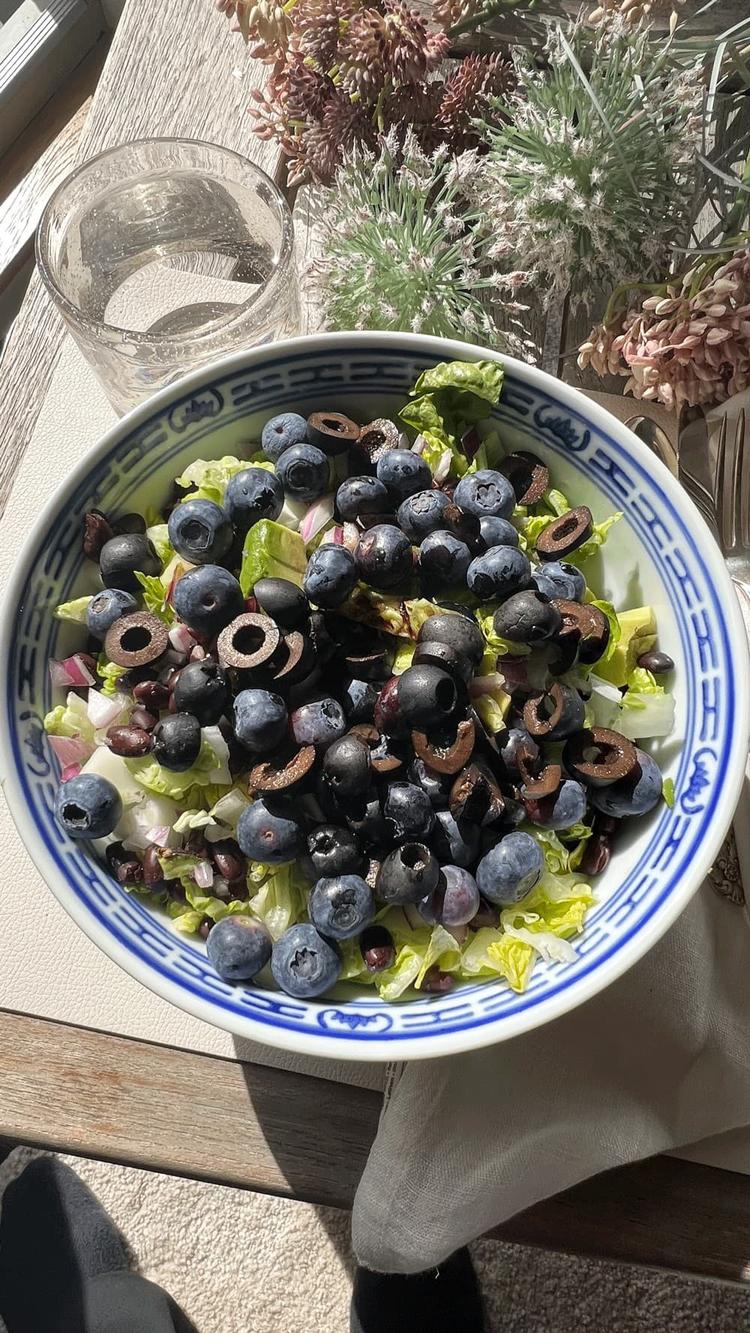 Mørk salat med kalamata oliven, blåbær og sorte bønner