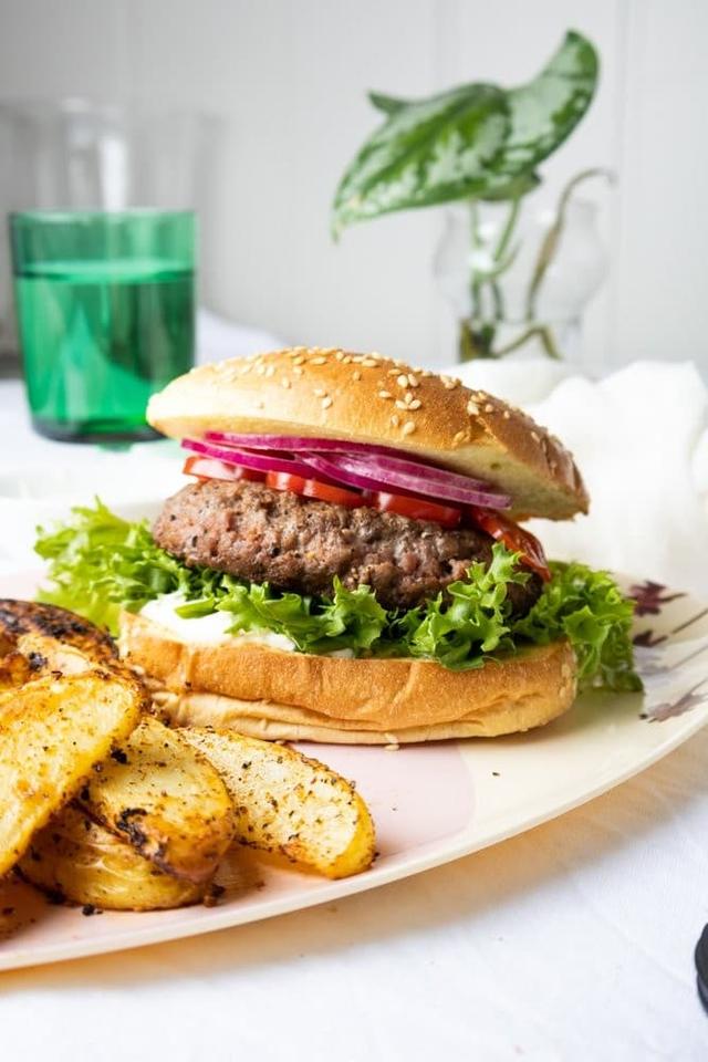 Hamburger med fetaostkrem, syltet rødløk og ovnsbakte poteter