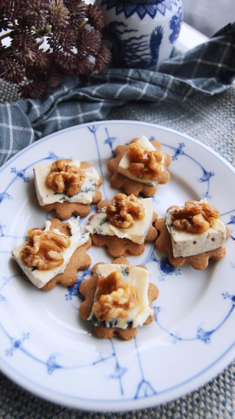Glutenfrie pepperkaker med blåmuggost og karamelliserte valnøtter
