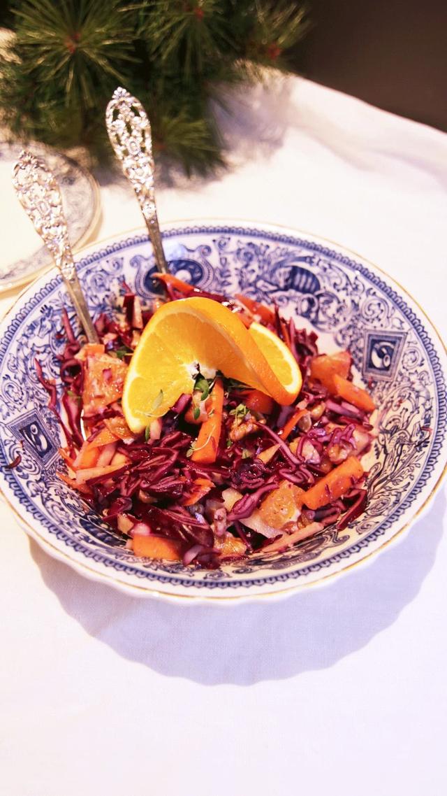 Vintersalat med appelsin-vinaigrette.