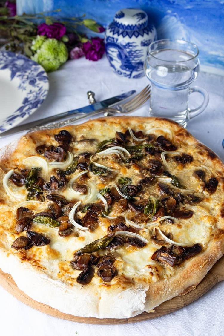 Karamellisert sopp på hvit pizza