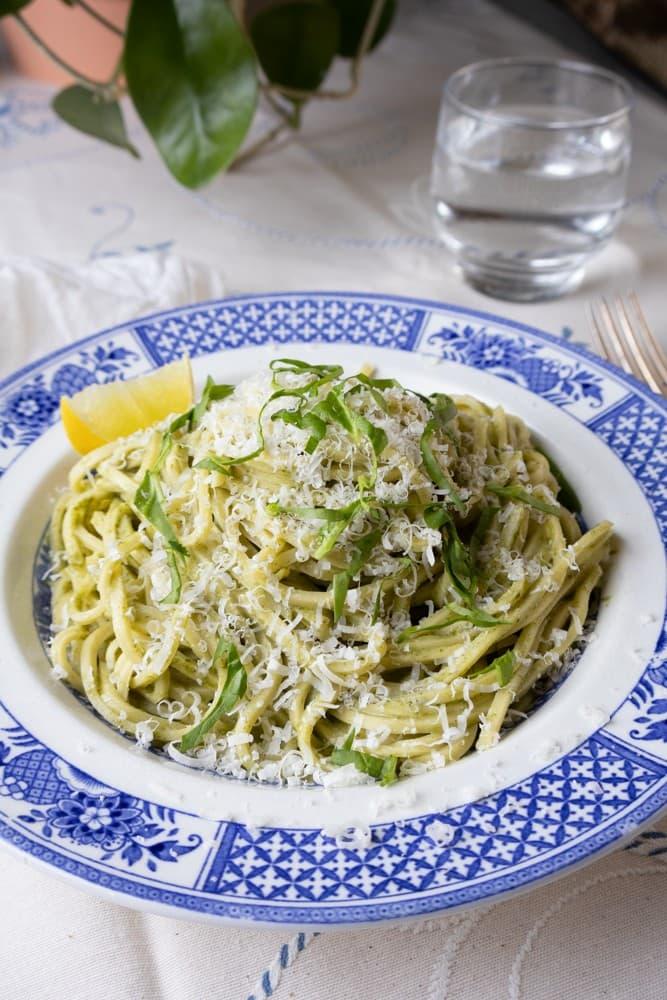 Fersk spaghetti med reste-spinatsuppe og parmesan