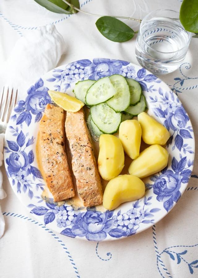 Laks med poteter og klassisk agurksalat