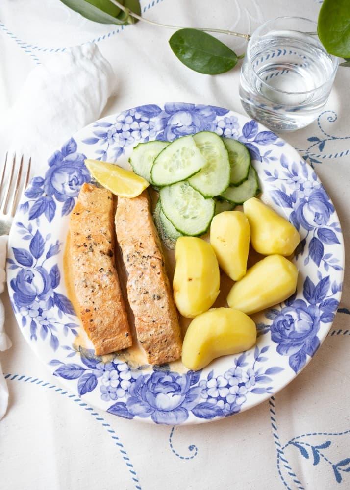 Laks med poteter og klassisk agurksalat