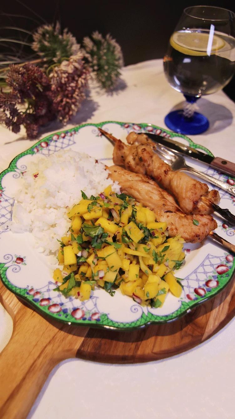 Kalkun på spyd med mangosalsa og ris