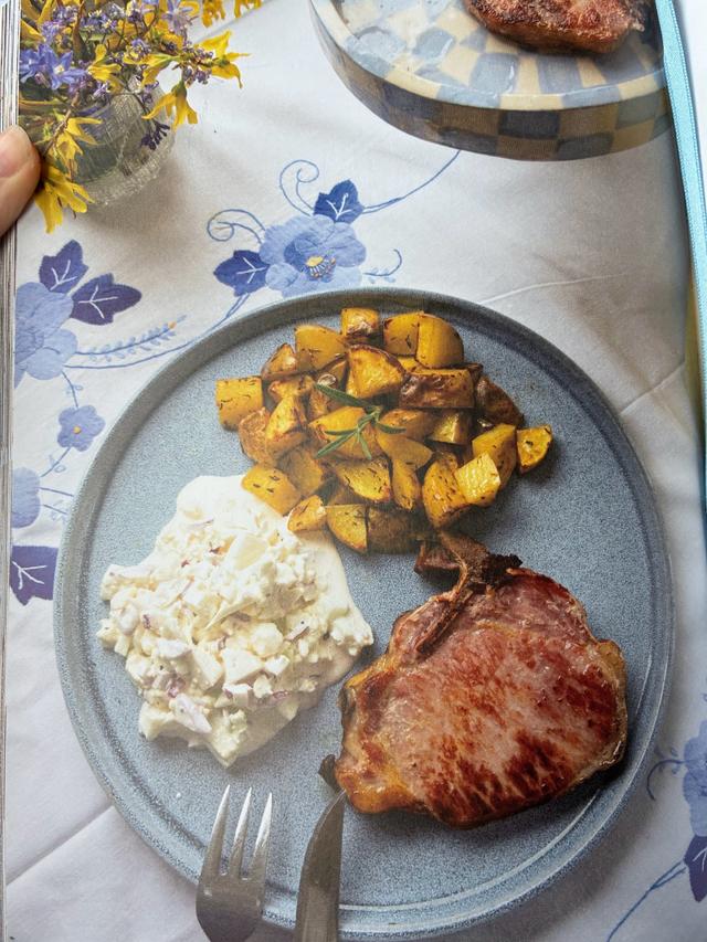 Svinekoteletter med poteter og blomkålsalat