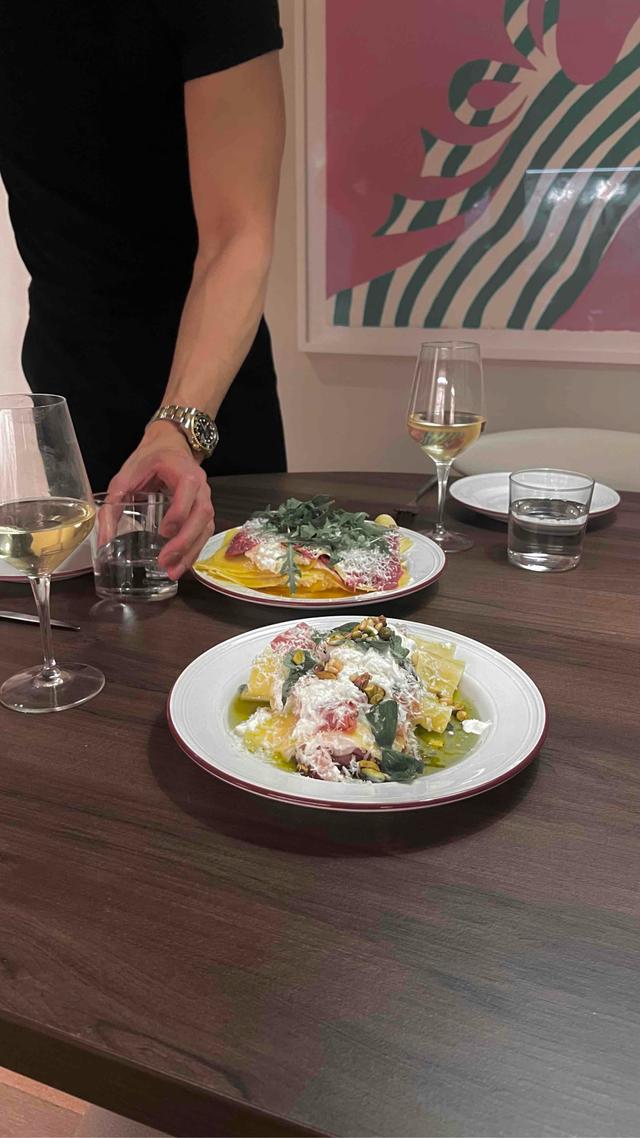 Åpen lagasne med pistasjpesto, burrata og prosciutto