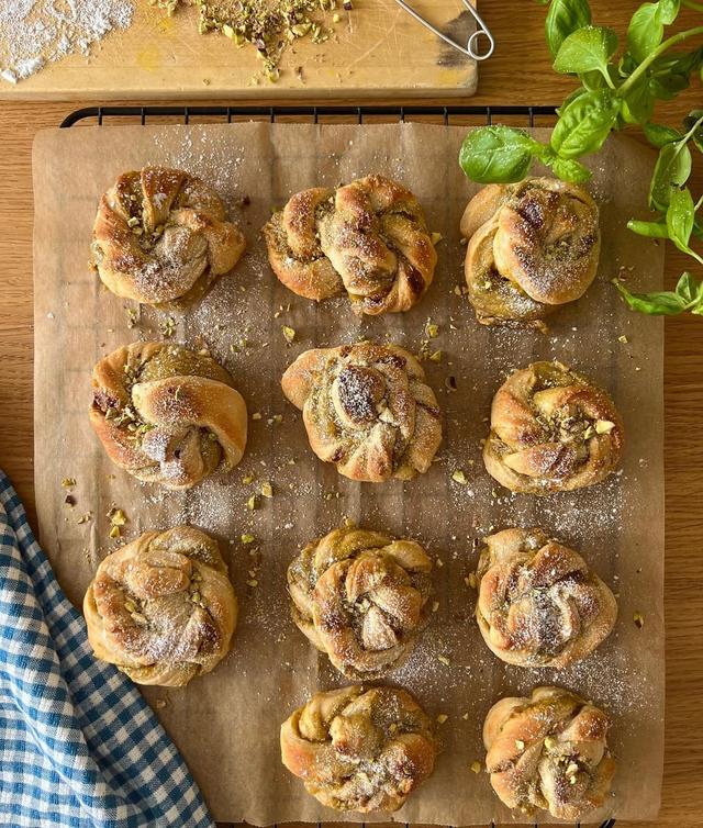 Pistachio knots