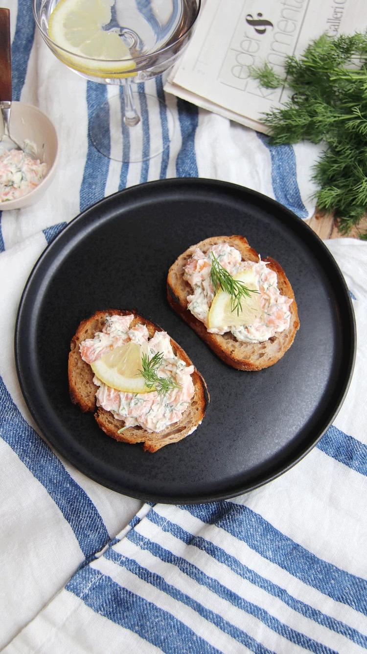 Ristet brød med røkt laks og kremost