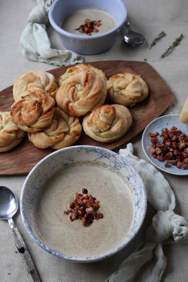 15/02 Sjampinjongsuppe med hvitløks- og parmesansnurrer