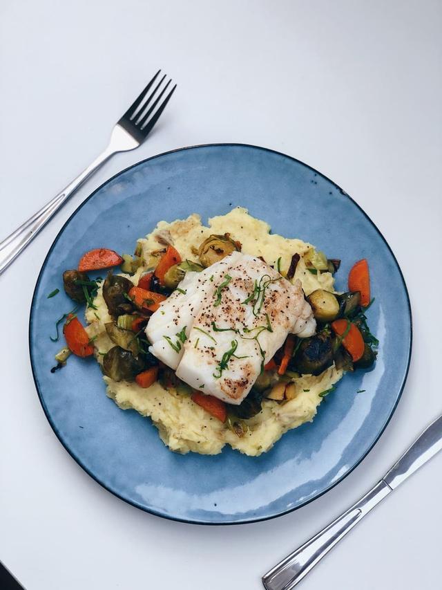 Torskefilet med potetmos og stekte grønnsaker