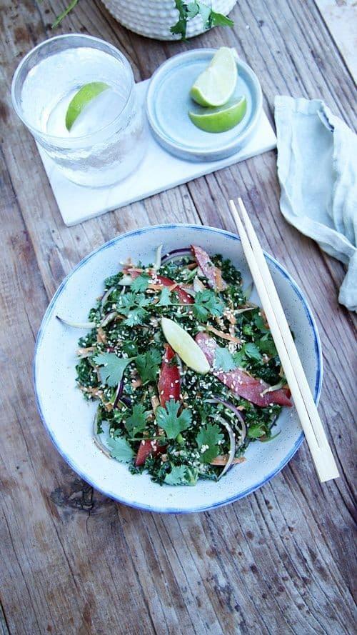 Asiatisk grønnkålsalat med sataysaus