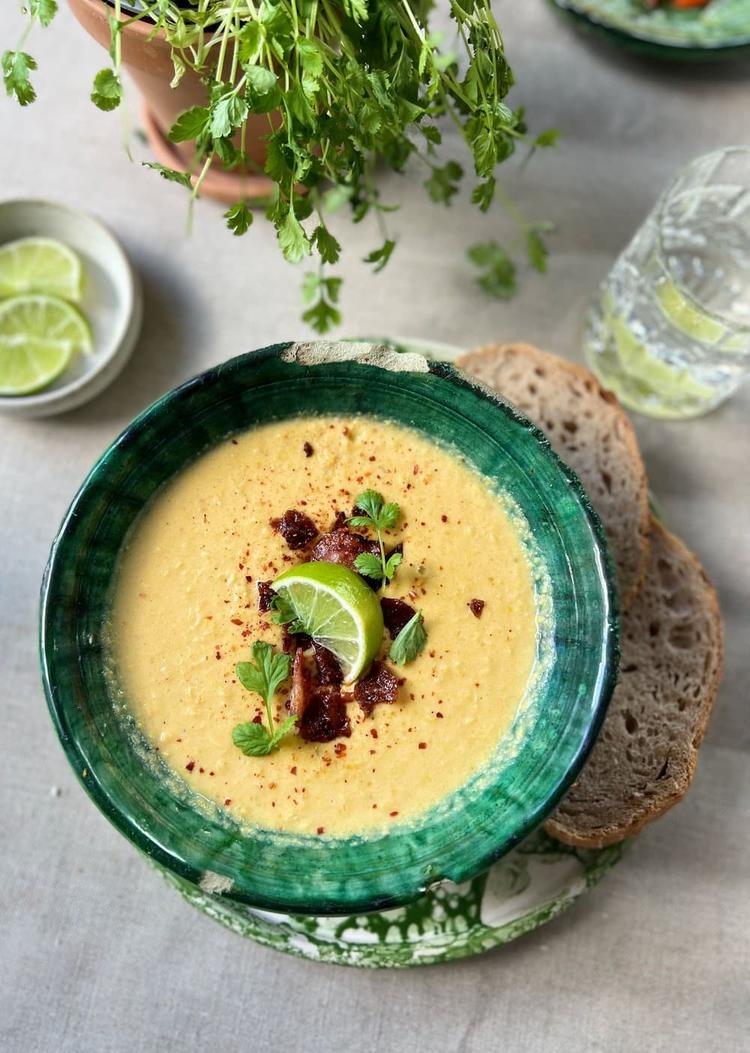 Spicy maissuppe med sprøstekt bacon