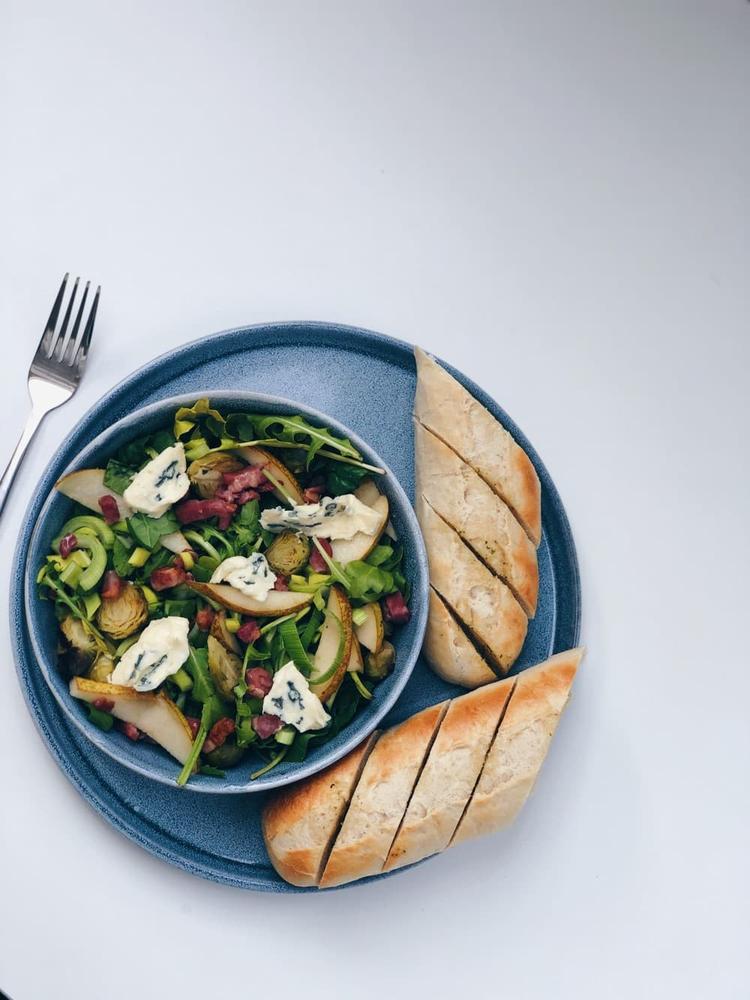 Rosenkålsalat med blåmuggost og bacon