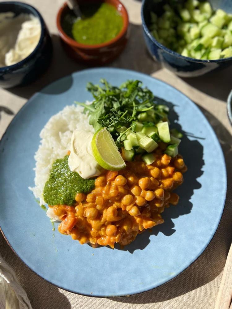 Karrigryte med kikerter og koriandersaus