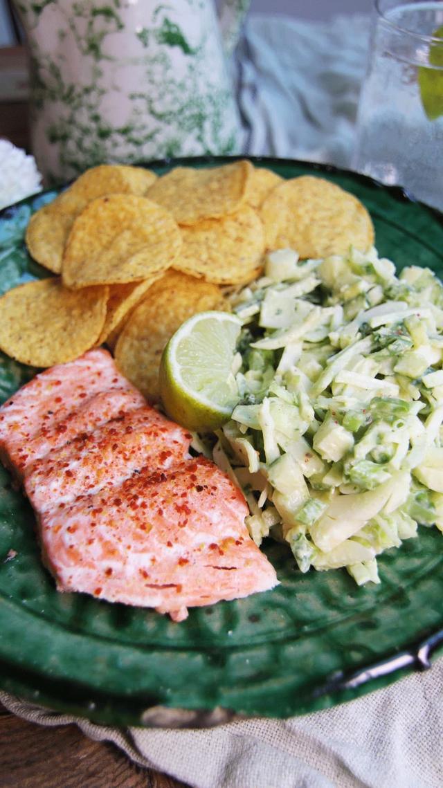 Laks med green goddess salat og nachochips