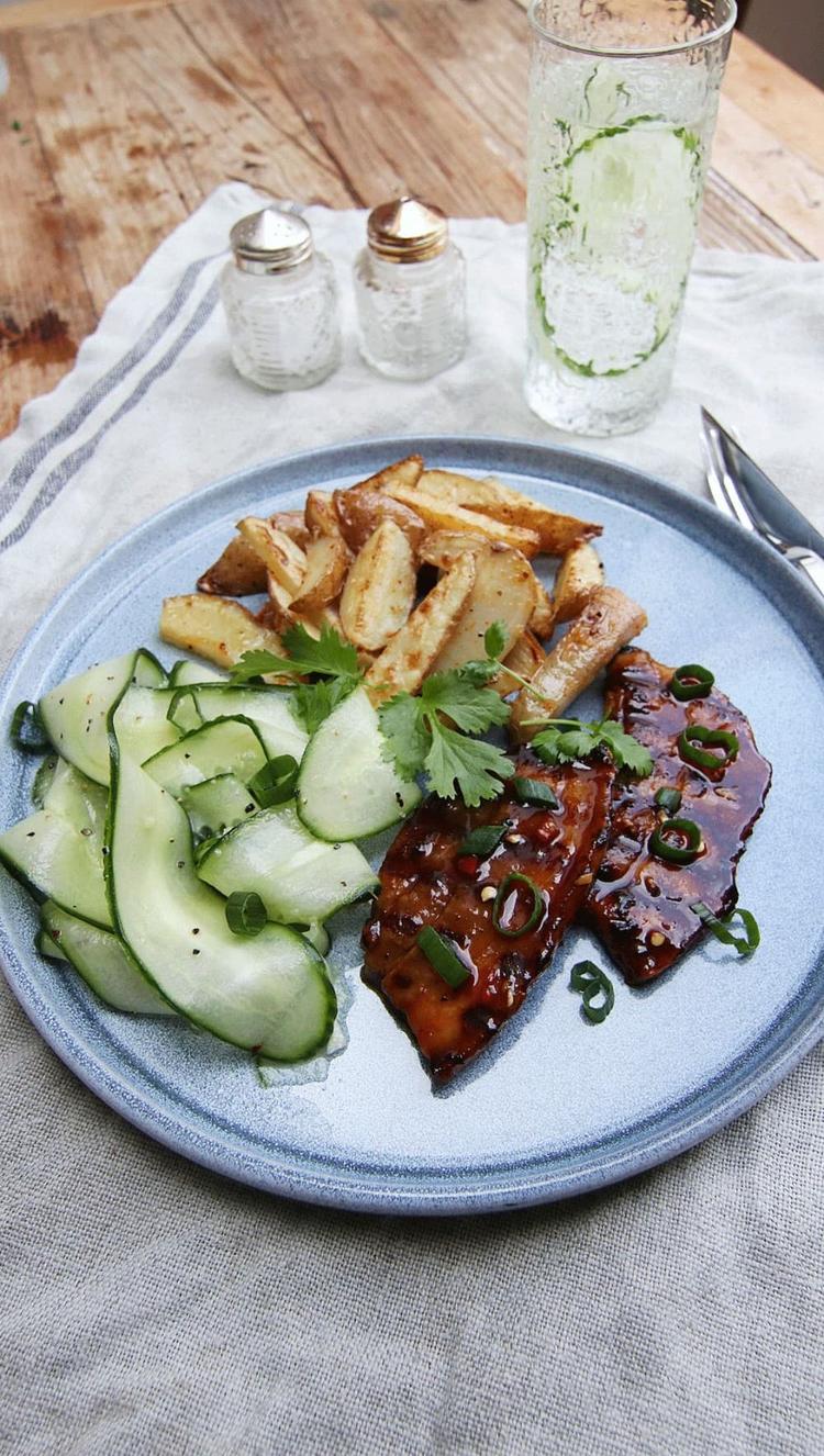 Marinert grillribbe med agurksalat