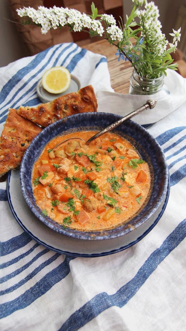 Rød fiskesuppe med hjemmelaget focaccia