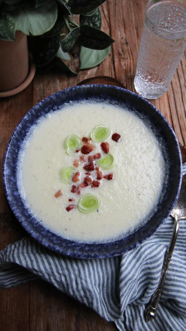 Blomkålsuppe med purre og sprøstekt bacon