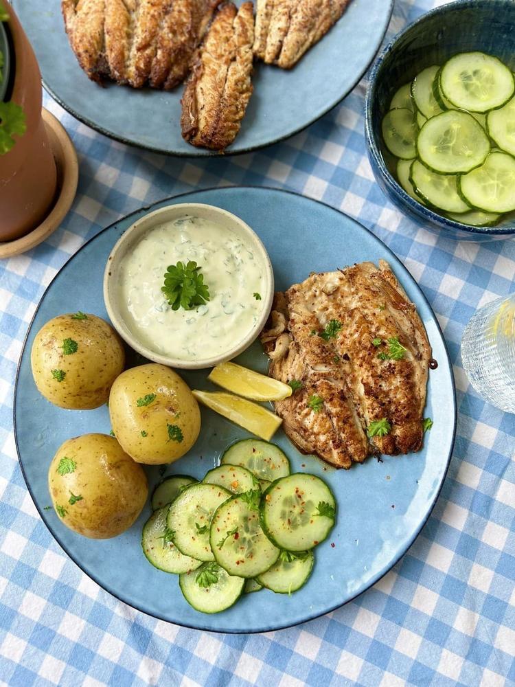 Pannestekt makrell med agurksalat og persilledressing