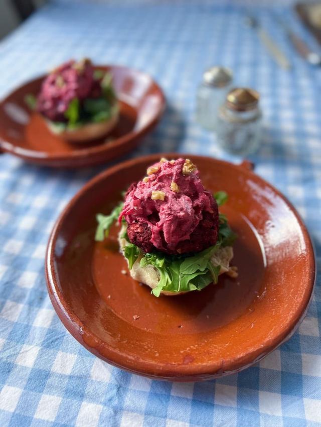 Burgerrester på toast med hjemmelaget rødbetsalat