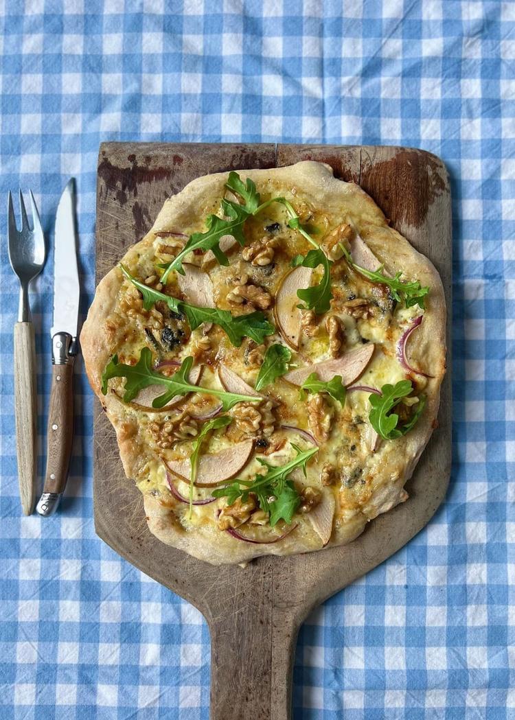Hvit pizza med pære, valnøtter og blåmuggost