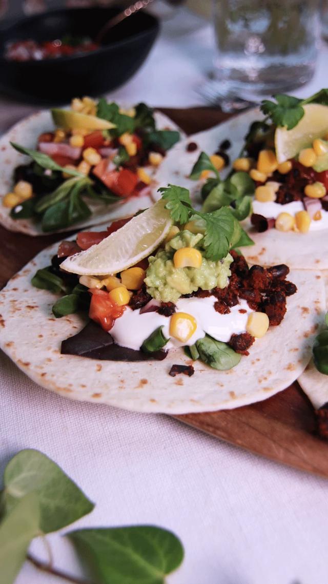 Taco med sorte bønner, pico de gallo og guacamole