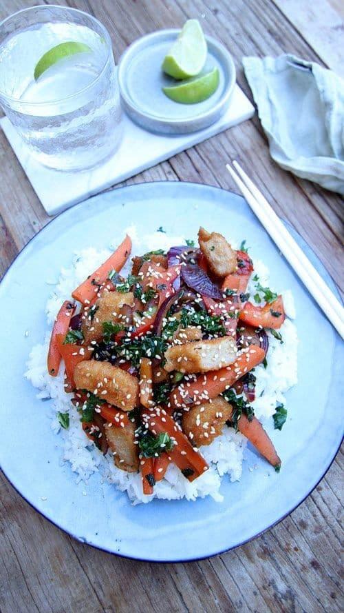 Wok med crispy nuggetsbiter og sataysaus