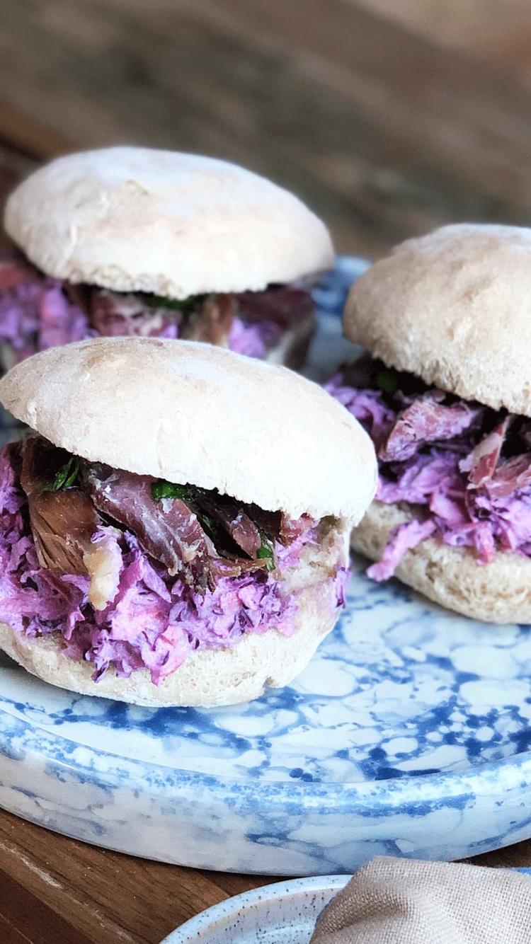 Pulled pinnekjøttburger med coleslaw