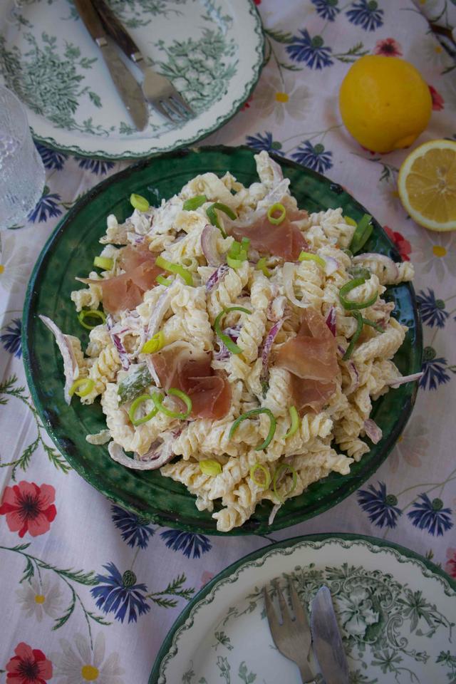 13/03 Kremet pastasalat med asparges og spekeskinke