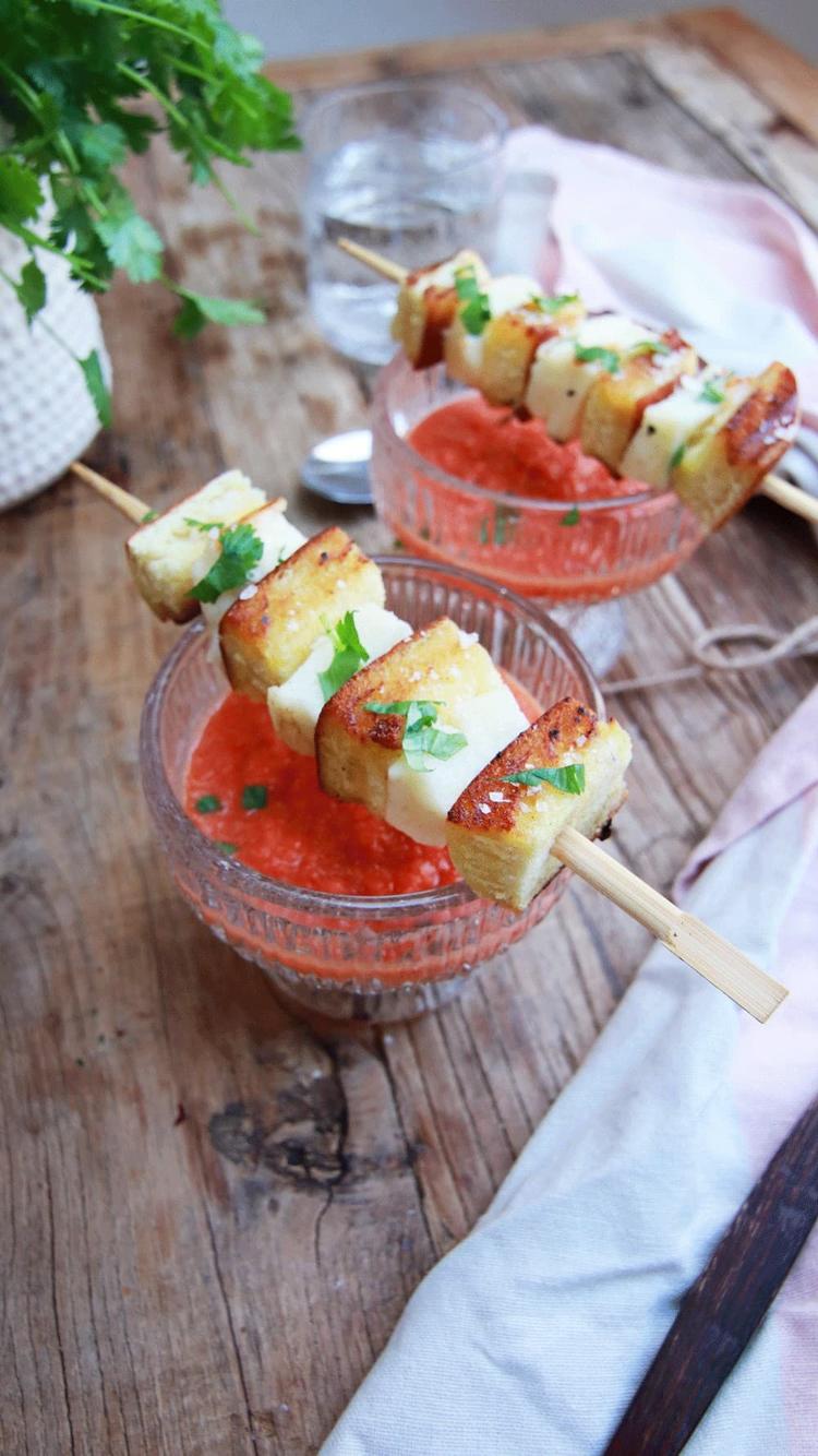 Gazpacho med grillet halloumi og brødkrutonger