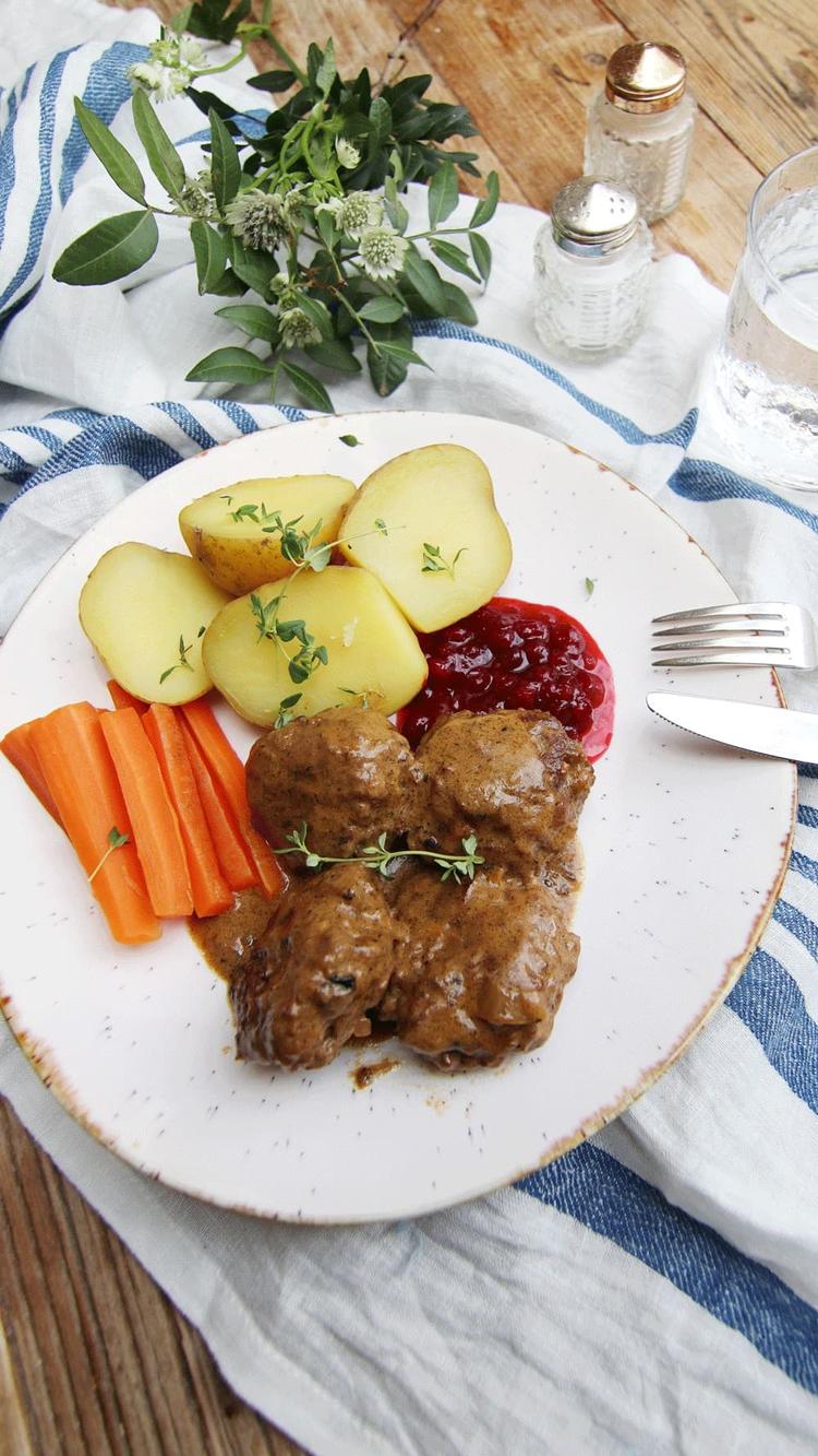 Kjøttkaker i brun saus med hjemmelaget tyttebærsyltetøy