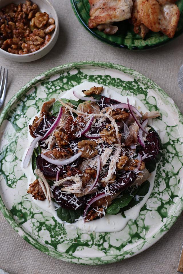 04/03 Kyllingsalat med bakte rødbeter, ricottakrem og honningristede valnøtter