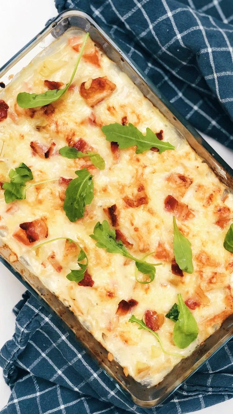 Grønnsaksgrateng med fiskekaker og bacon