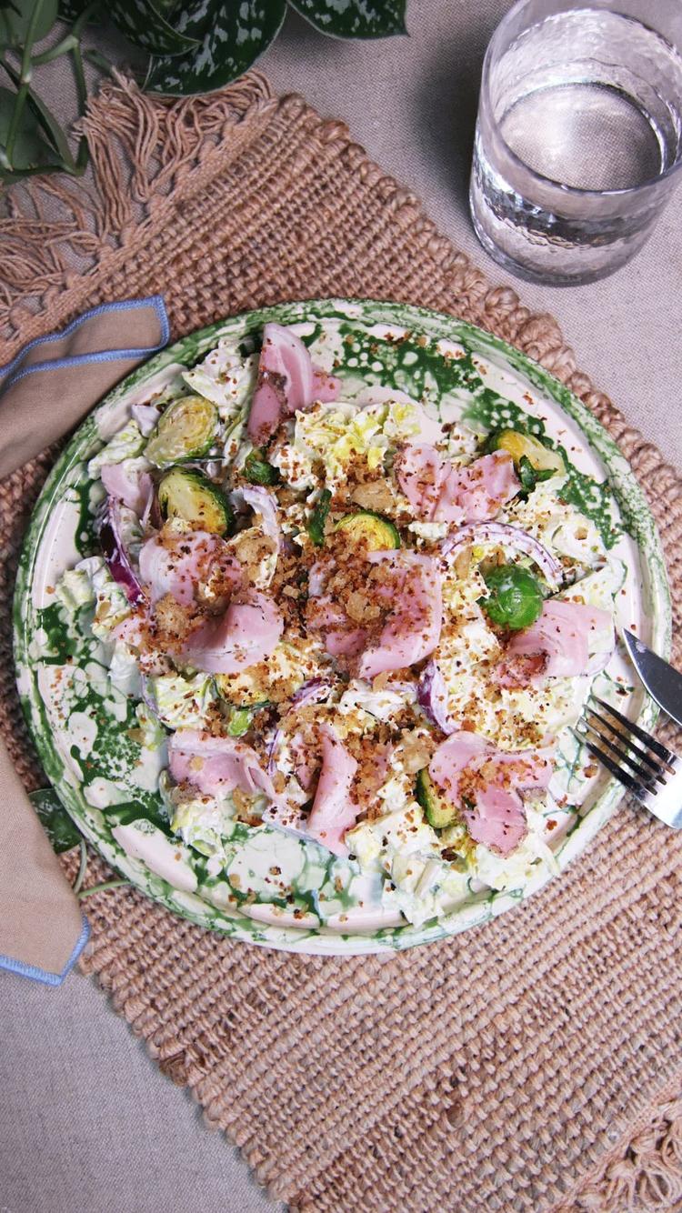 Lun vintersalat med rosenkål, ribberull og appelsindressing