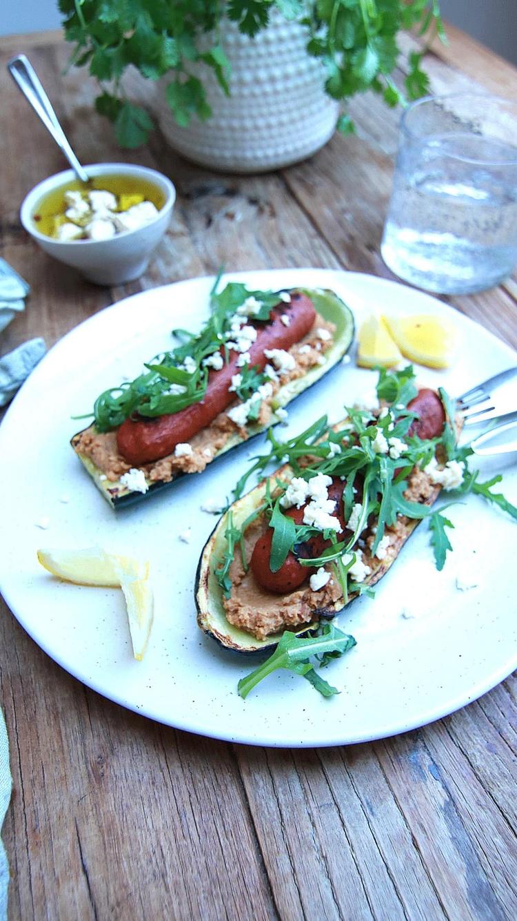 Vegetarpølse i squash med hummus og fetaost