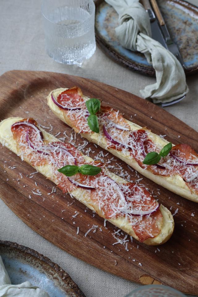 04/02 Stekte bagetter med hvit saus og spekeskinke